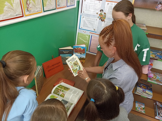 28 июля для читателей Новорождественской детской библиотеки было проведено мероприятие «По страницам красной книги»